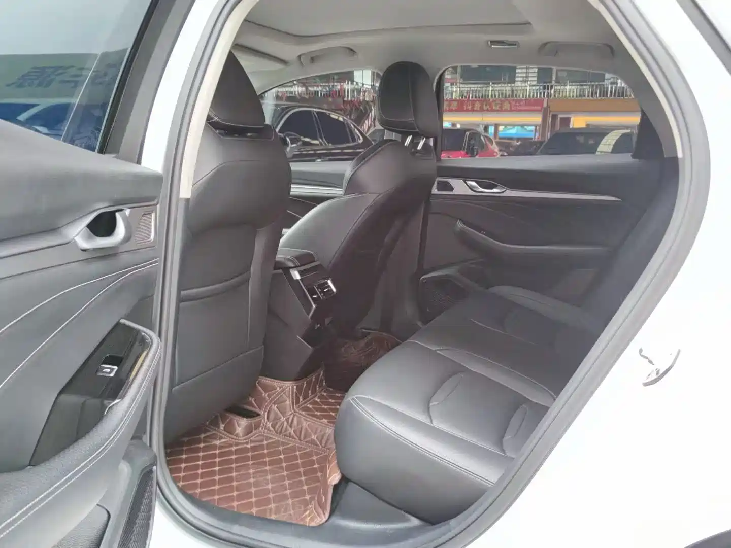 Фото 8 - Geely Preface
