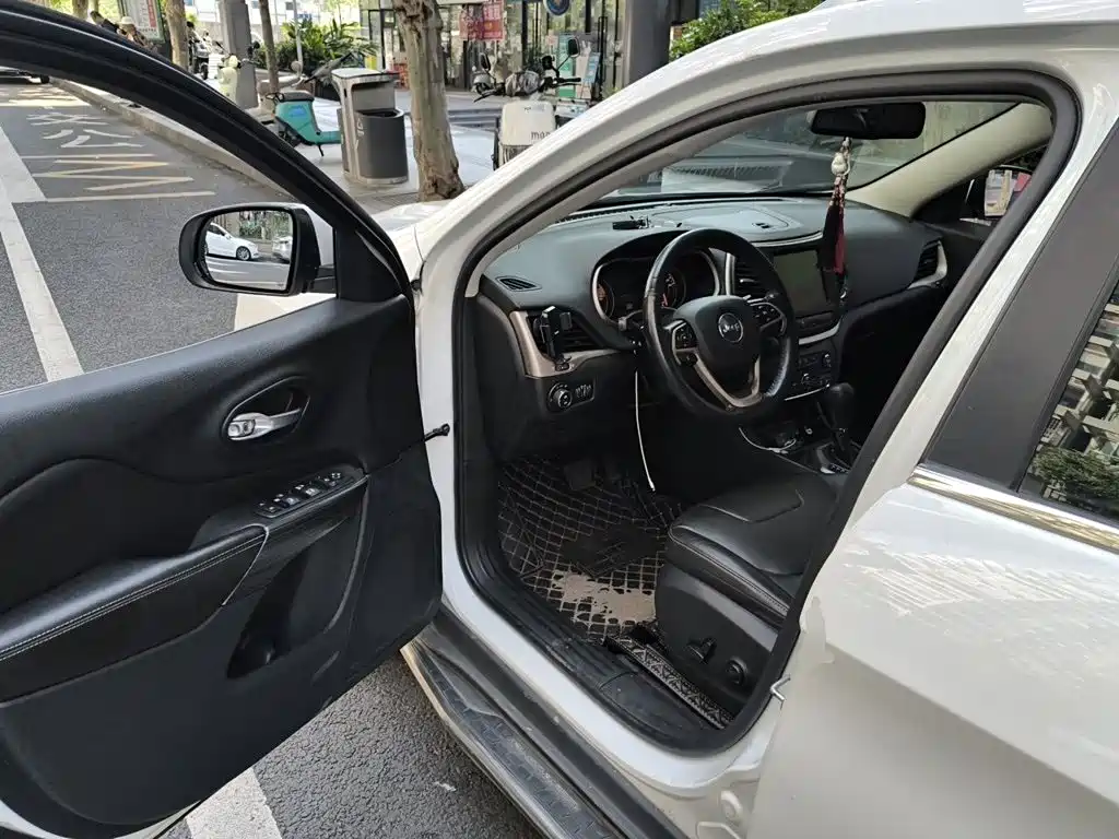 Фото 14 - Jeep Cherokee