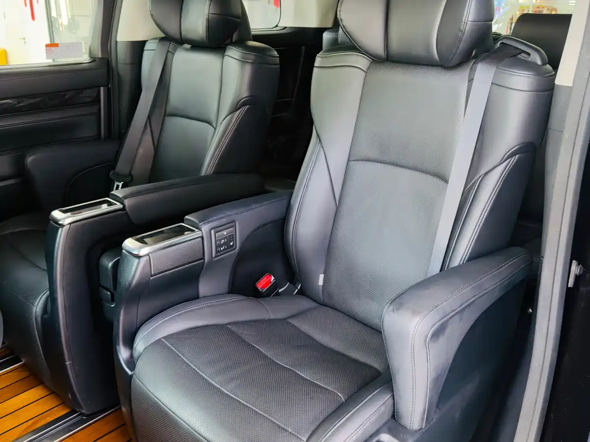 Фото 11 - Toyota Vellfire