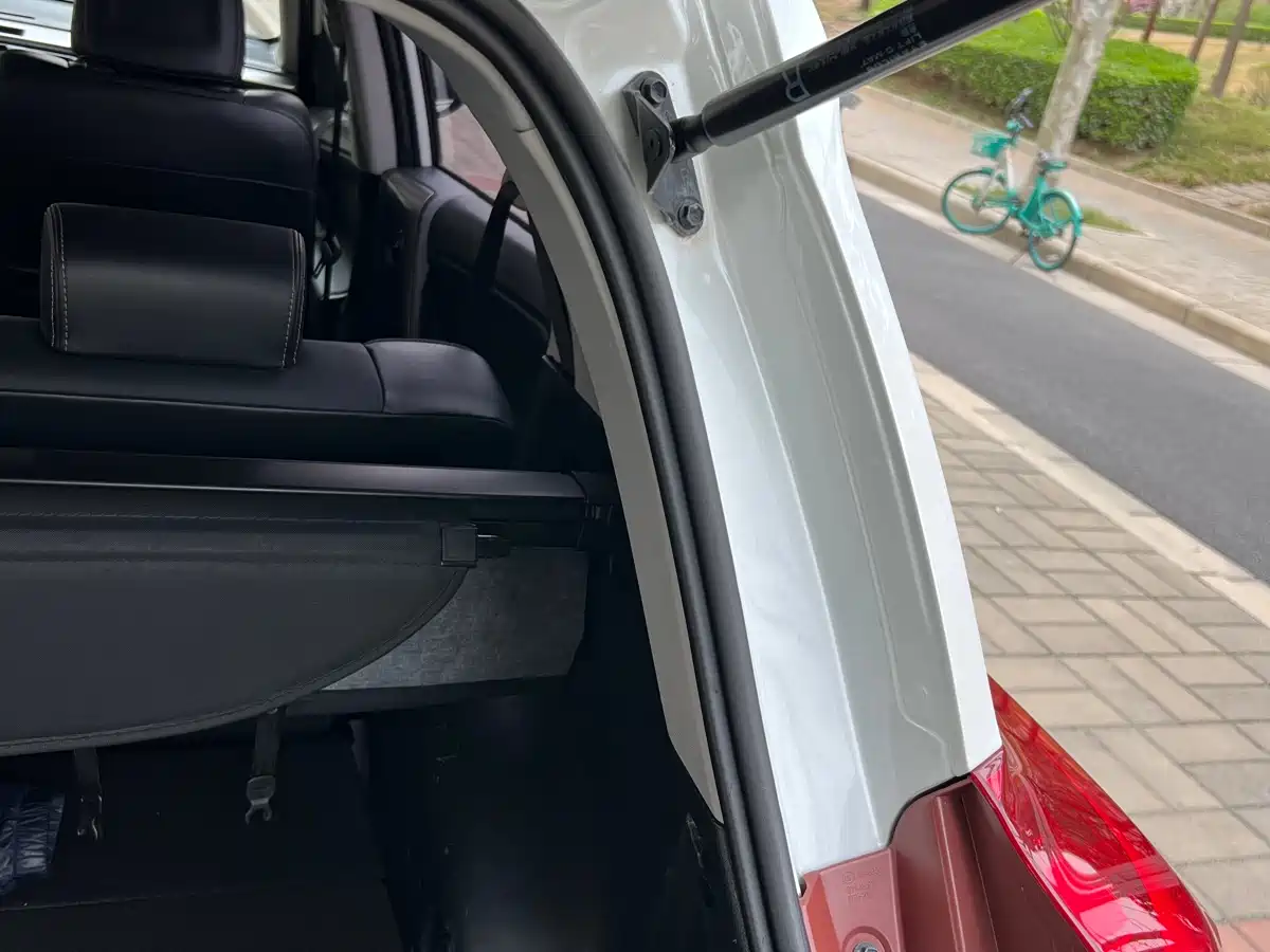 Toyota RAV4 Rongfang 2015 2.0L CVT 4WD Pioneer Edition фото 28