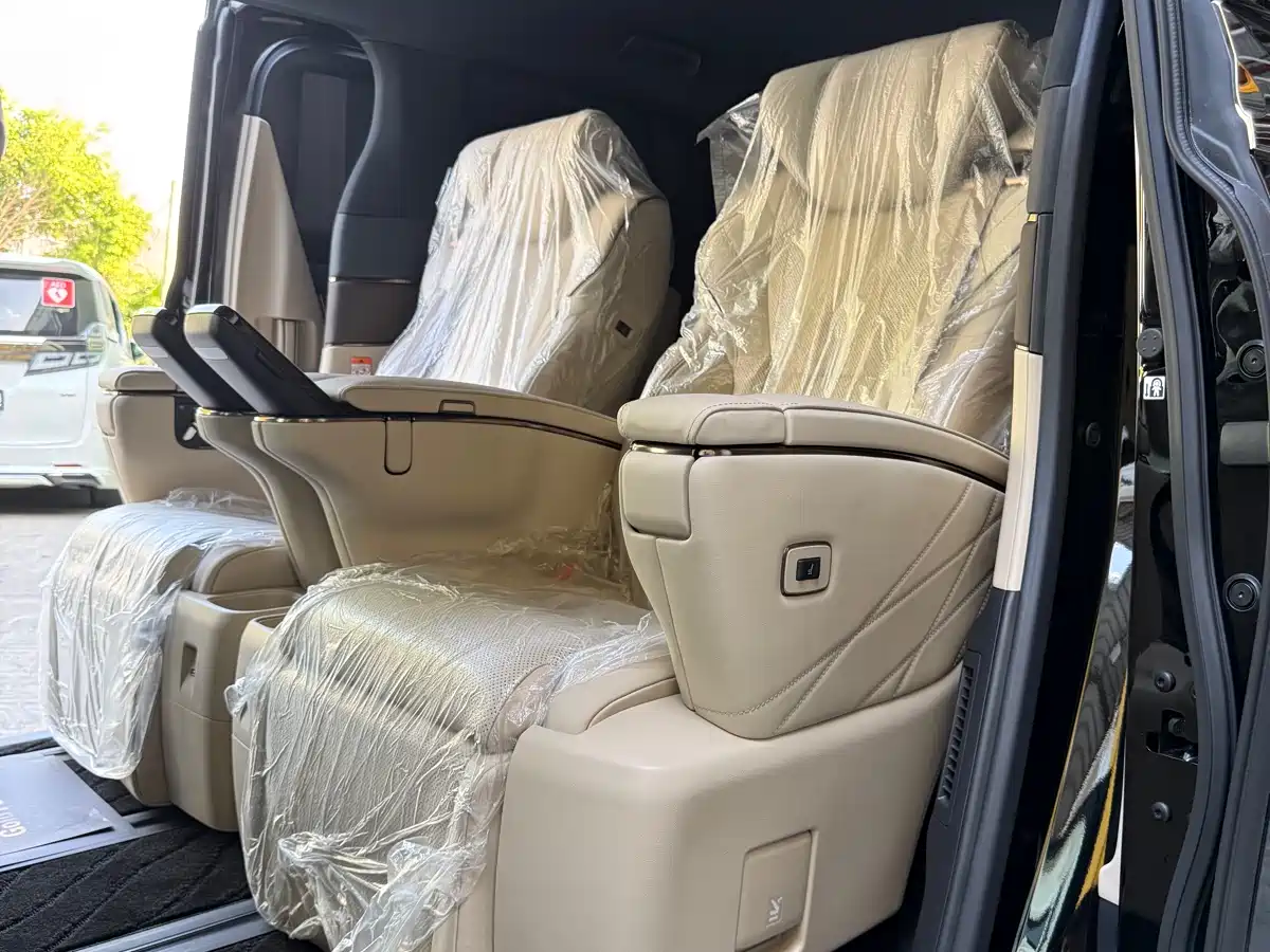 Toyota Alphard 2025 Hybrid 2.5L Ultimate Gold Edition фото 15