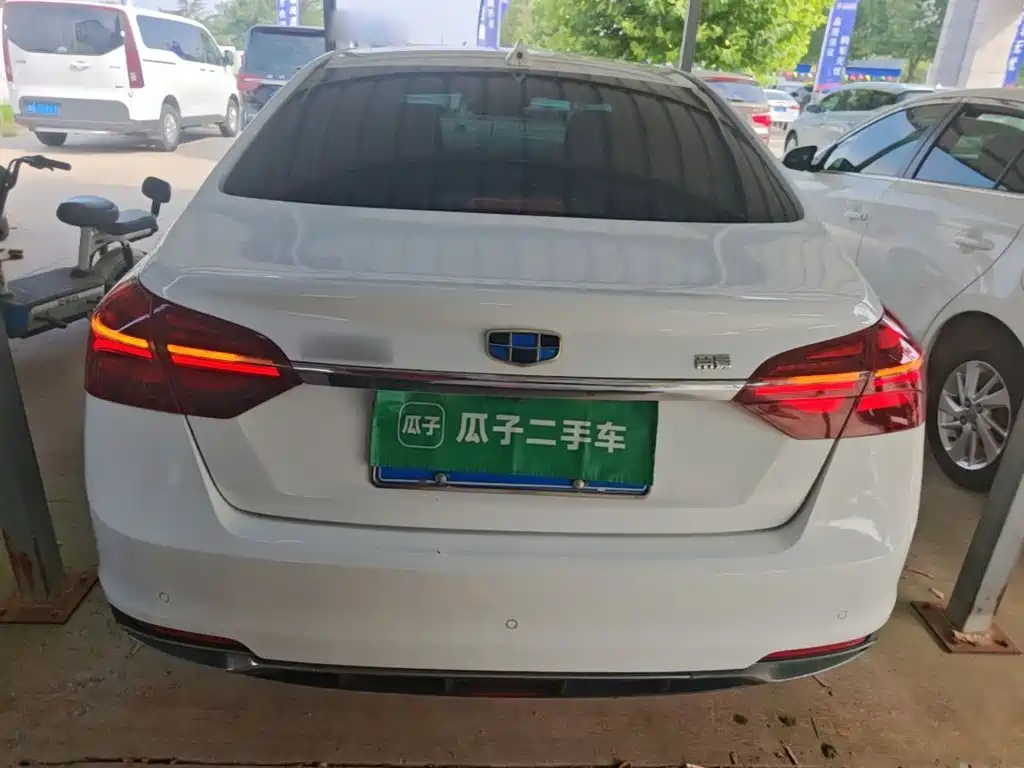 Фото 6 - Geely Emgrand