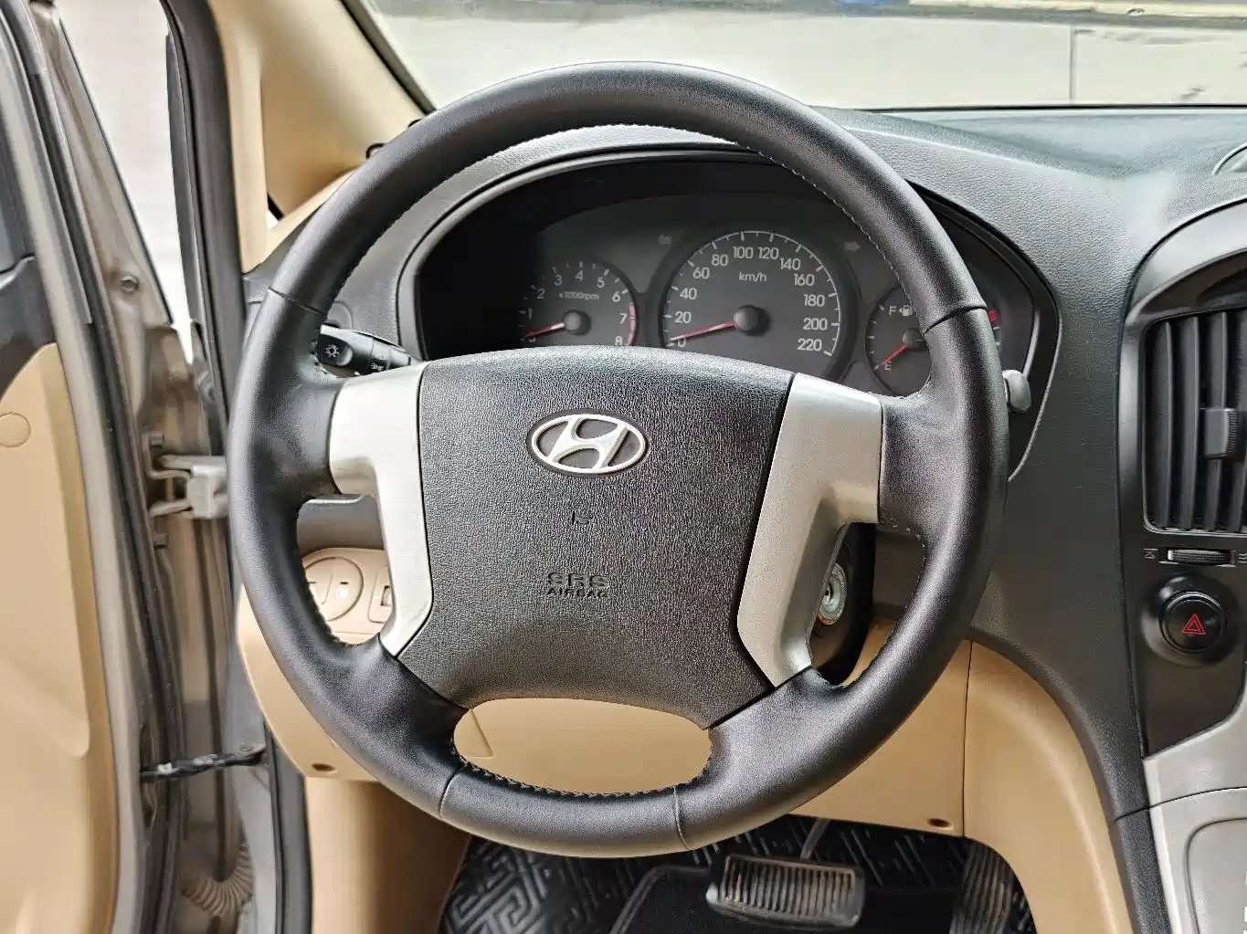 Hyundai H-1 Grand Starex 2011 2.4L Luxury Edition фото 7