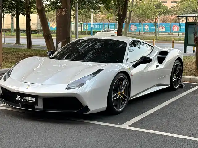 FERRARI 488