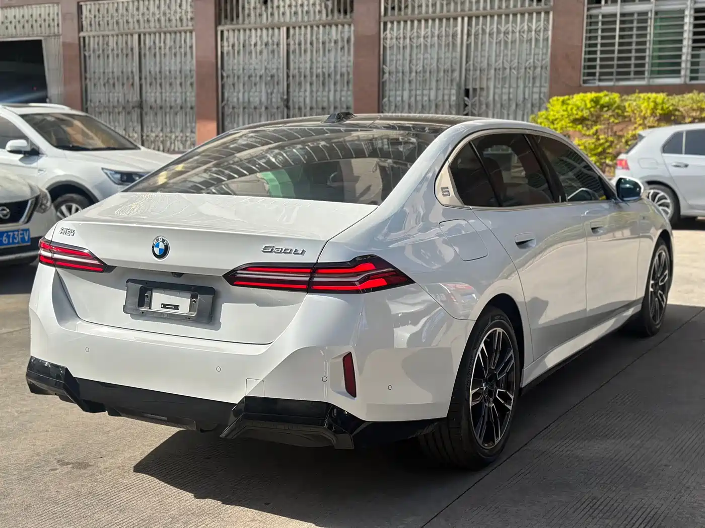 BMW 5 Series 2025 530Li Leading M Sport Package фото 9