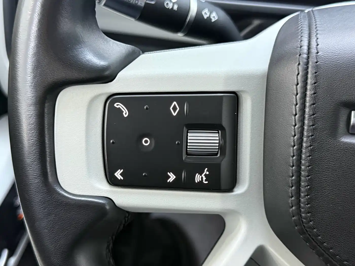 Land Rover Defender 2022 110 P400 X-DYNAMIC HSE фото 23