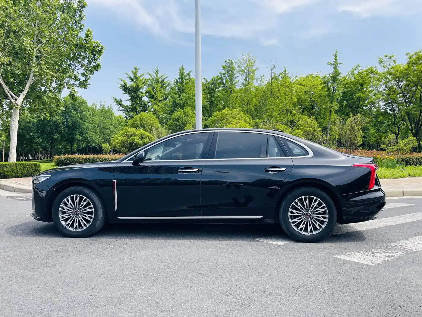Hongqi H5 2024 1.5T DCT Smart Connect Flag Rhythm Edition фото 5