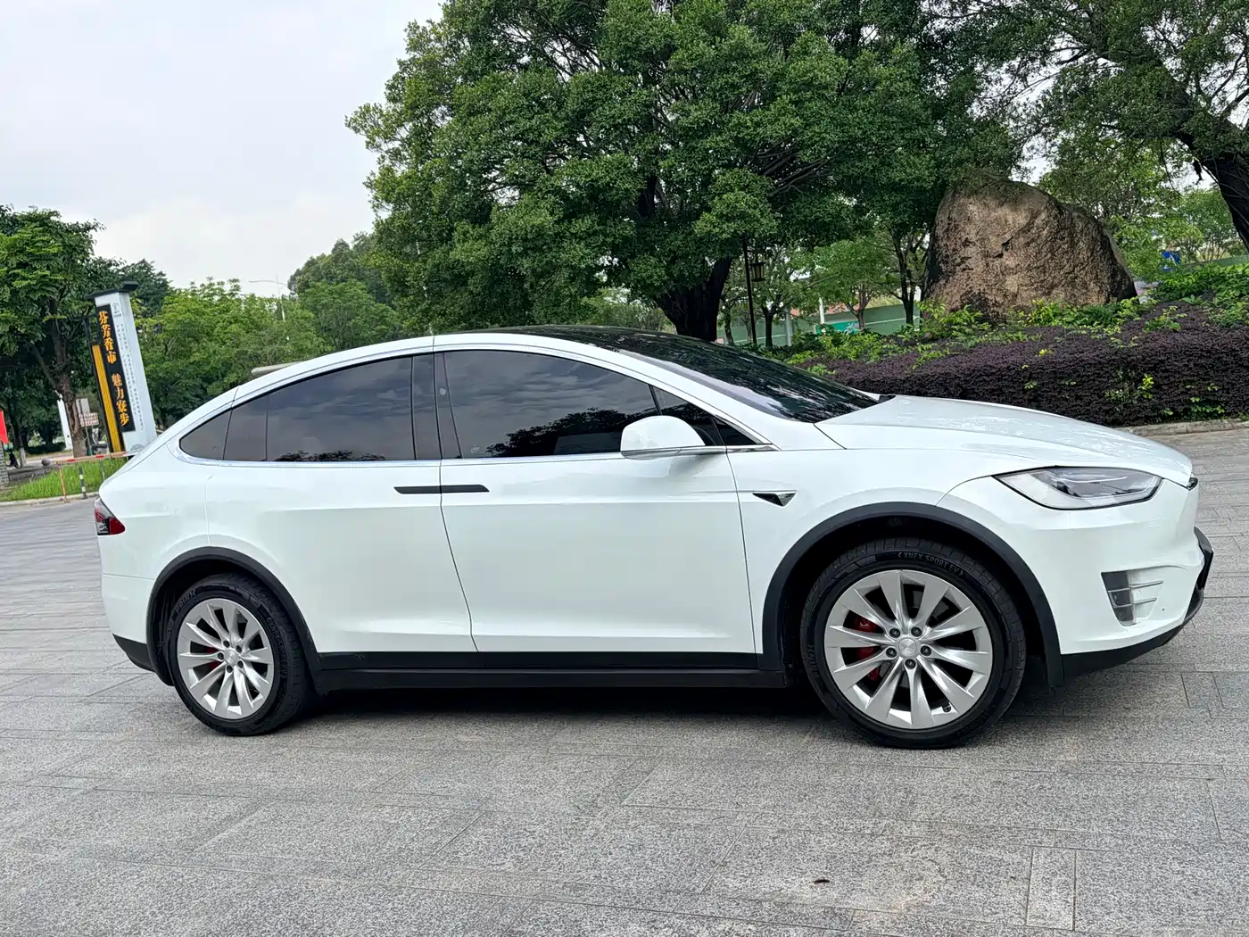 TESLA MODEL X