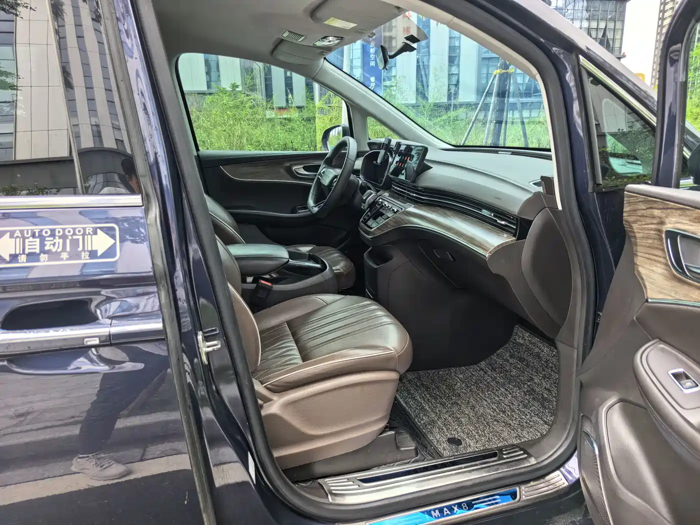 Roewe iMAX8 EV 2022 2022 Silver Edition