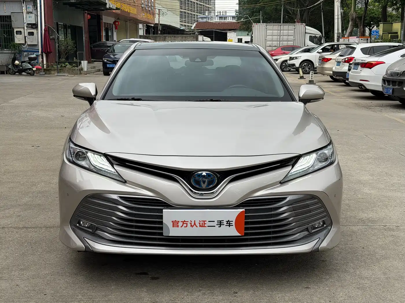 Toyota Camry 2018 Hybrid 2.5HG Luxury Edition фото 2