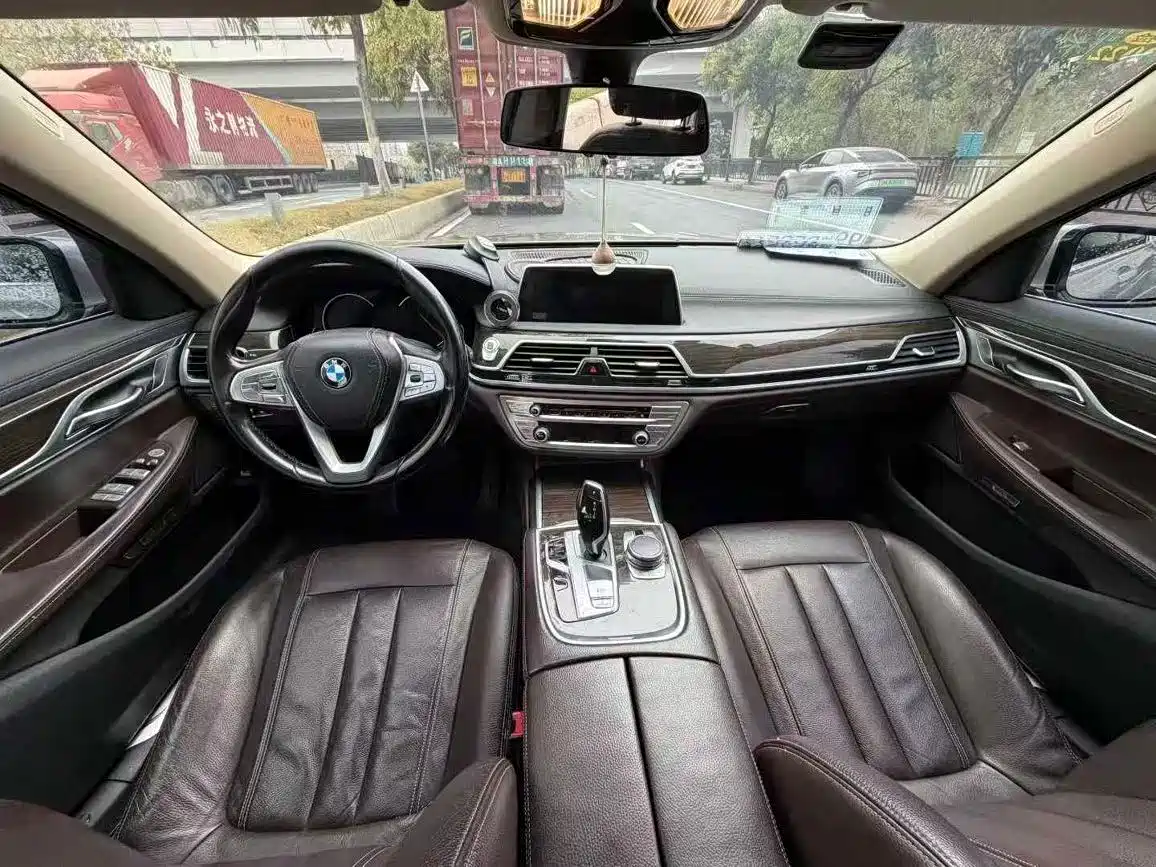 BMW 7 Series 2016 730Li Leading фото 9