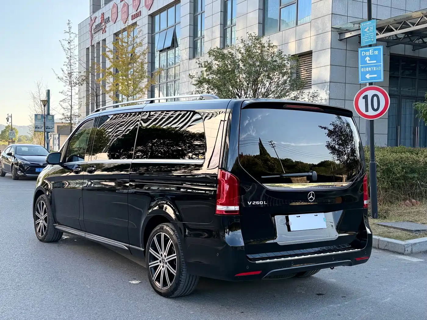 Mercedes-Benz V-Class 2022 V 260 L Long Wheelbase Luxury Edition фото 6