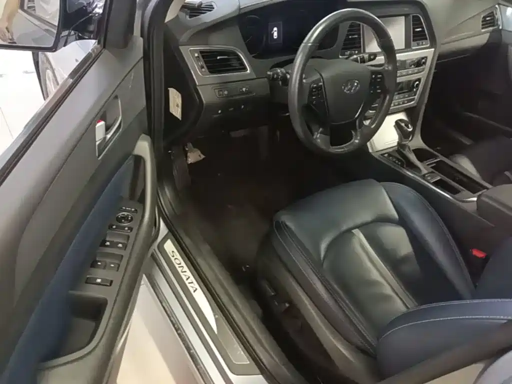 Photo 16 - Hyundai Sonata