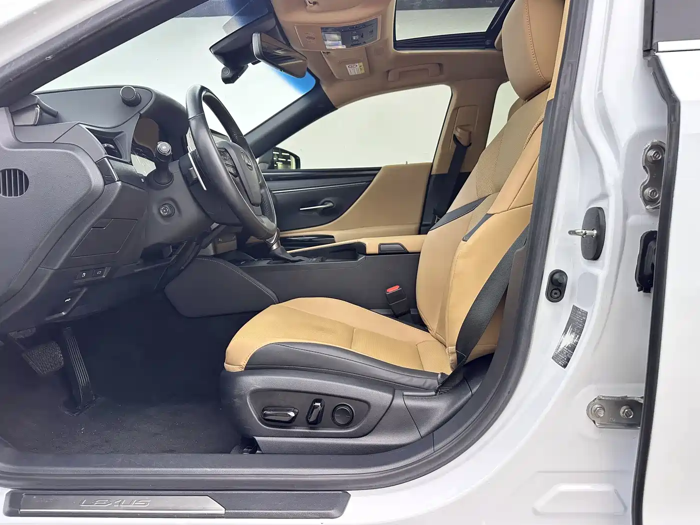 Photo 5 - Lexus ES