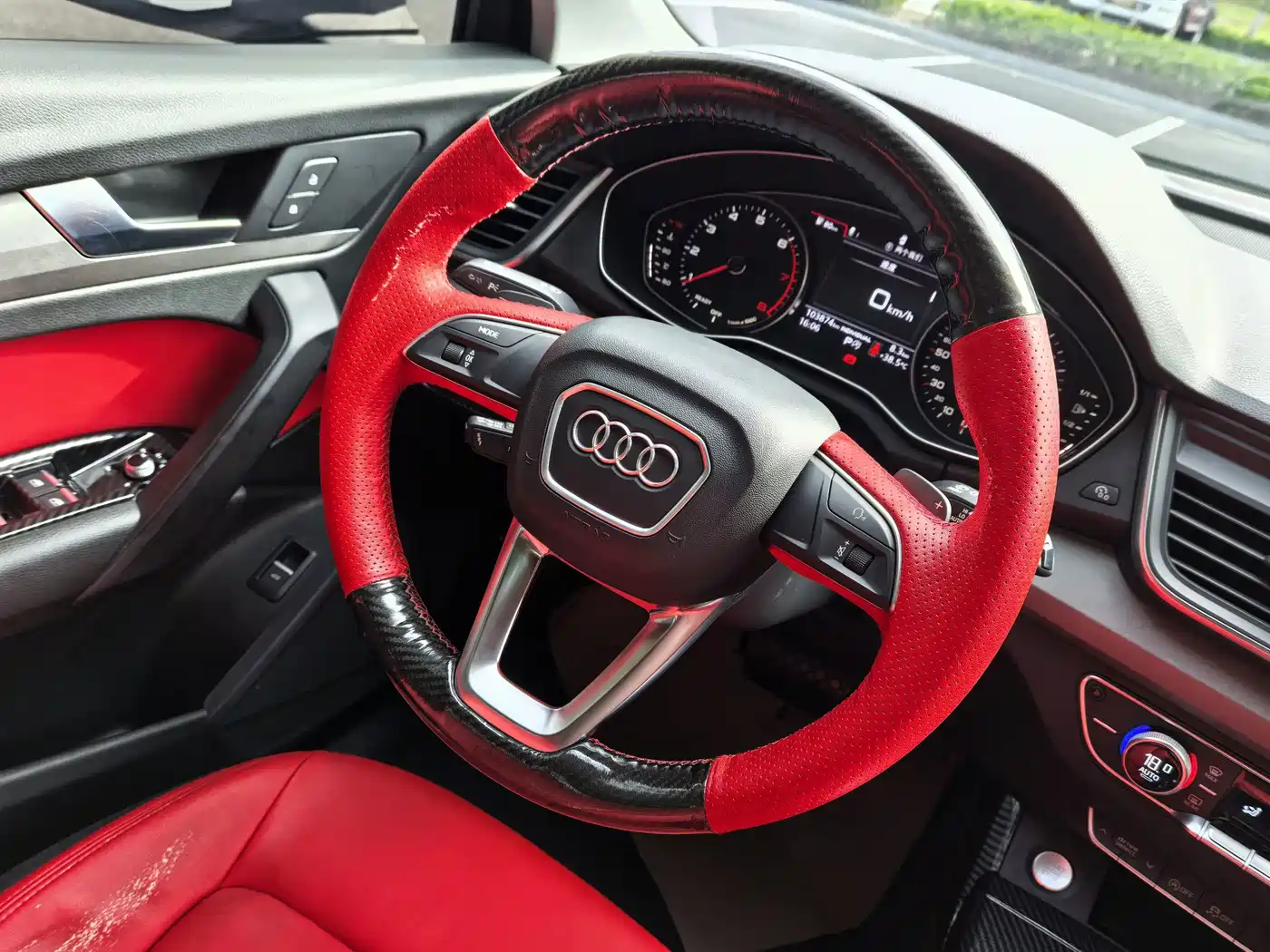 Фото 10 - Audi Q5L