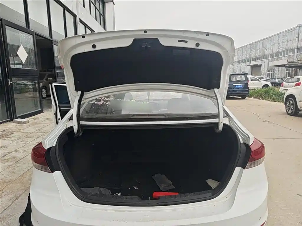 Hyundai Elantra 2016 Model 1.6L Automatic Smart Elite фото 19