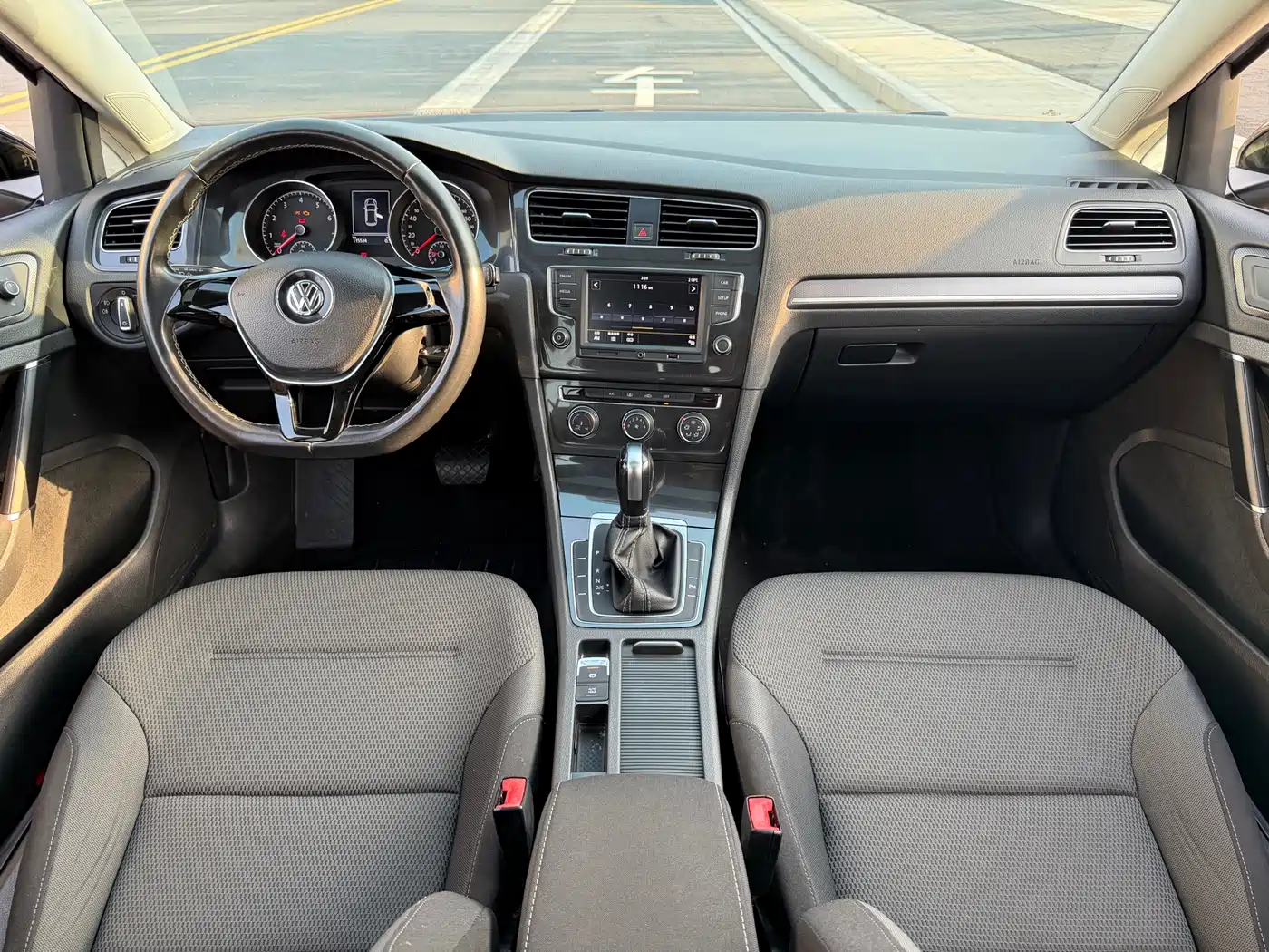 Volkswagen Golf 2017 1.6L Auto Comfort Millionth Edition фото 16