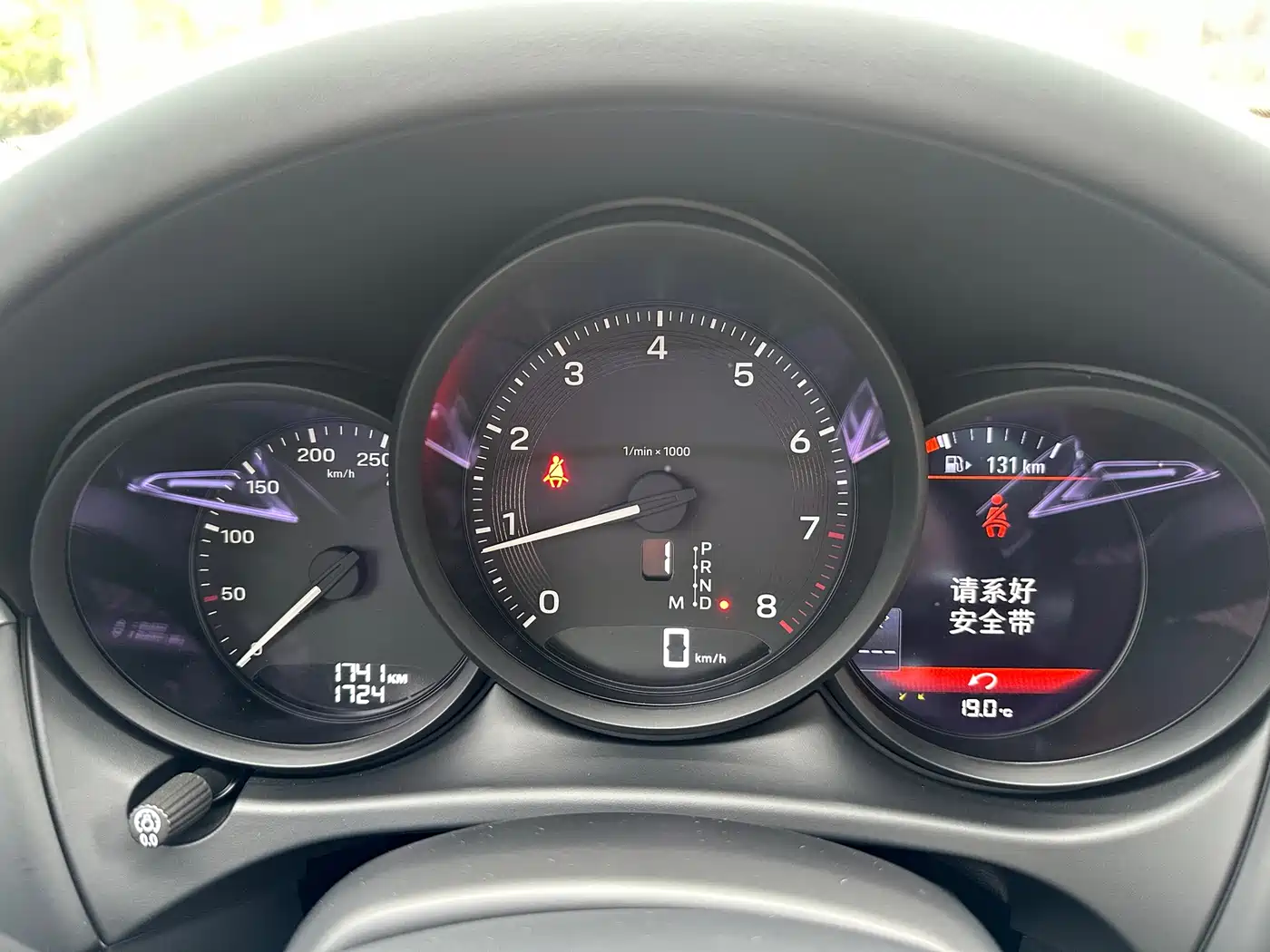 PORSCHE MACAN