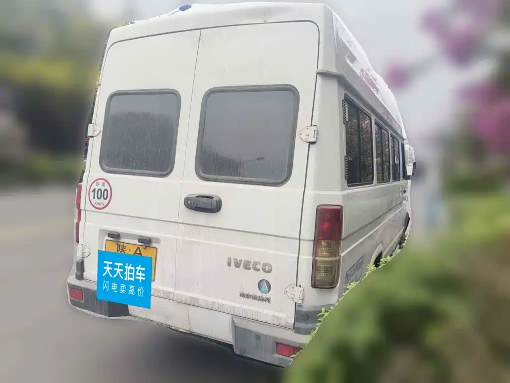 Iveco Daily 2022 2021 Model 2.8T A40 M2 Passenger Vehicle 10-17 Seats Long Wheelbase Medium Roof Dual Tires Manual Door