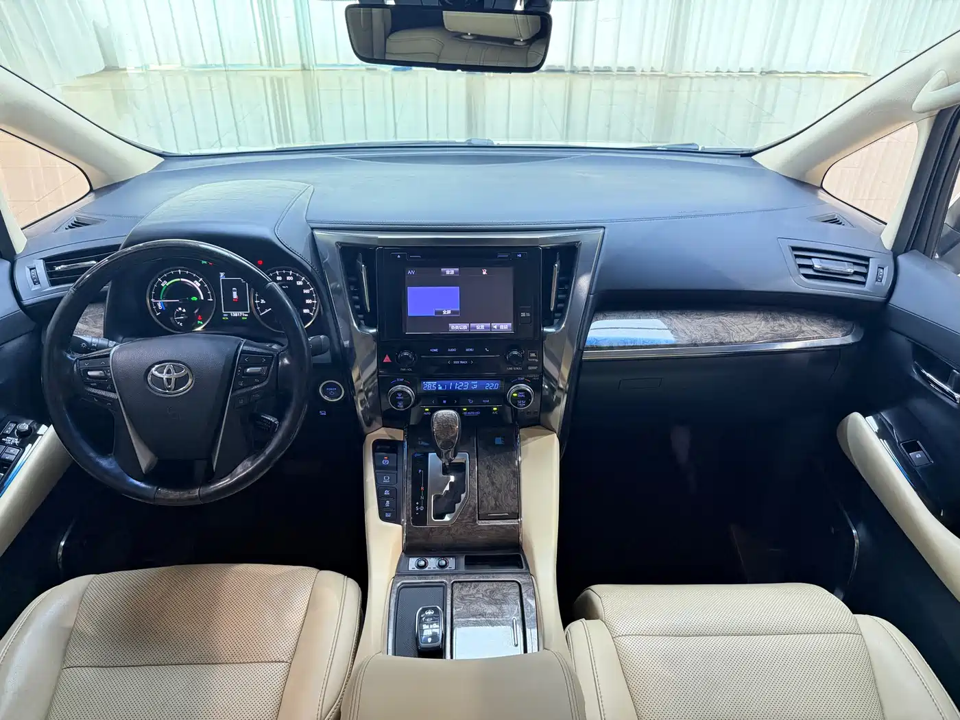 Toyota Vellfire 2019 Hybrid 2.5L HV Premium Edition фото 14