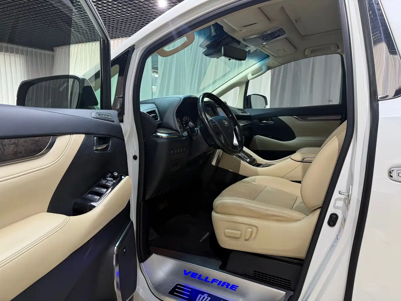 Toyota Vellfire 2019 Hybrid 2.5L HV Premium Edition фото 8