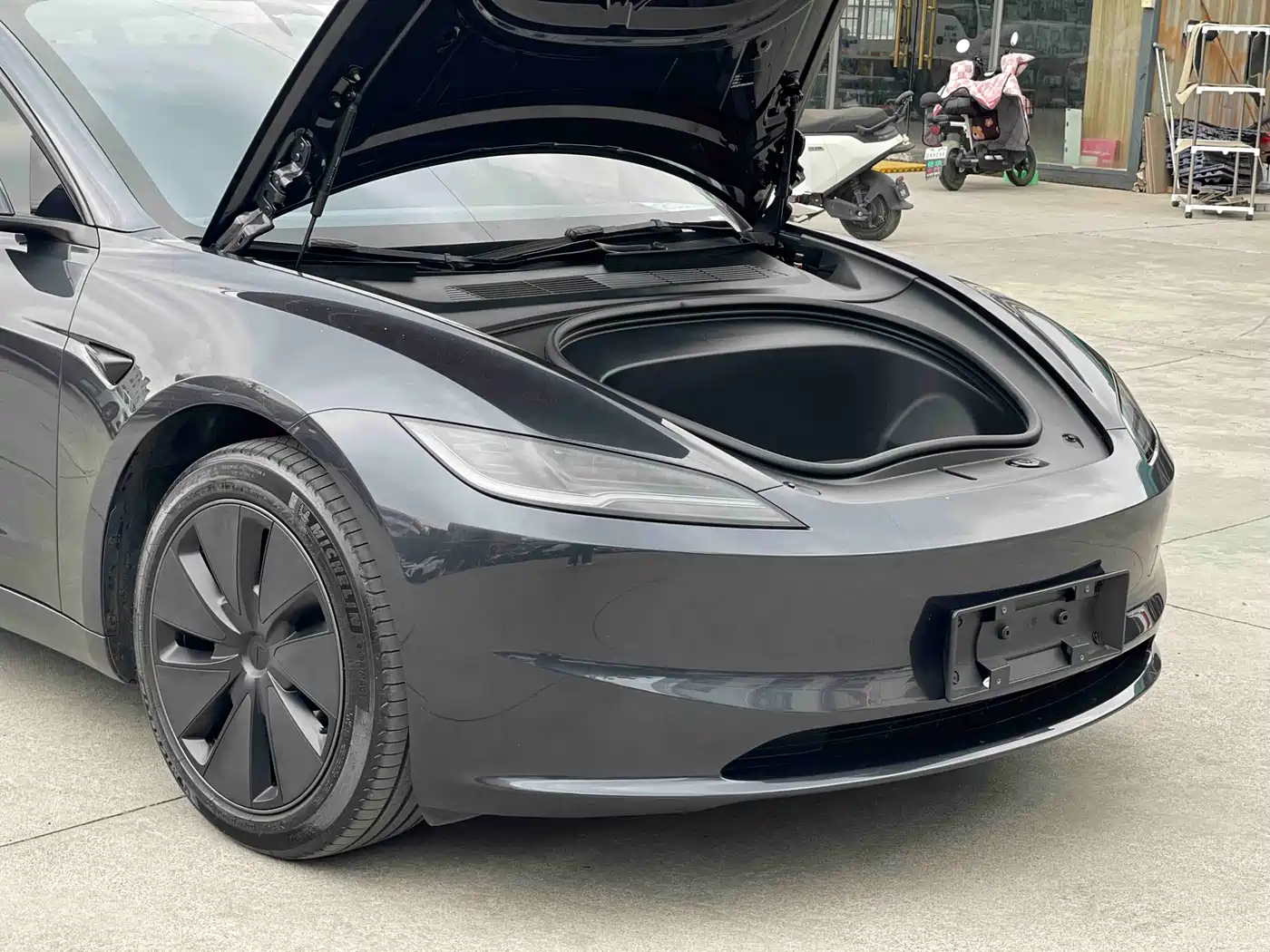 TESLA MODEL 3