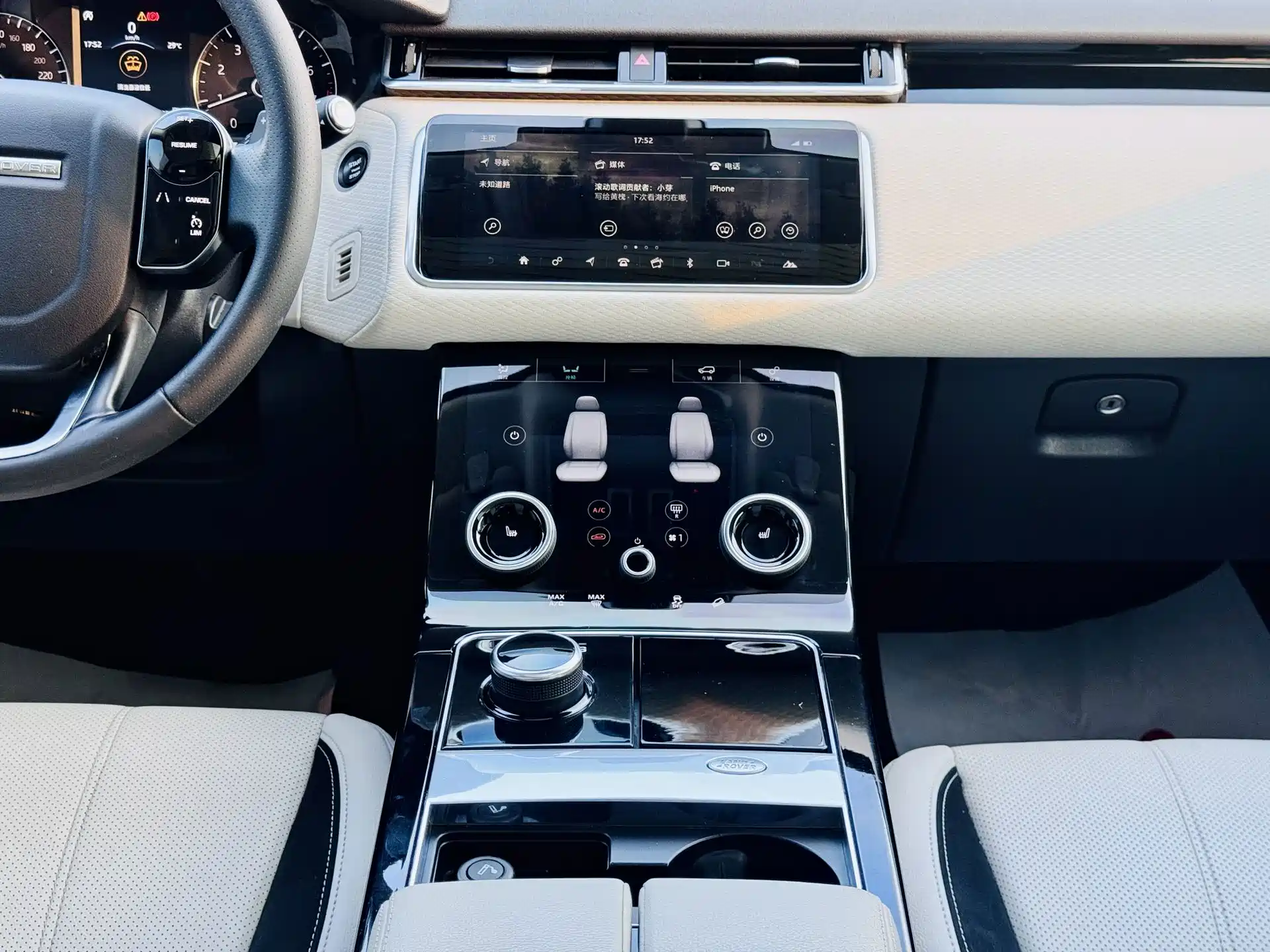 Фото 9 - Land Rover Range Rover Velar