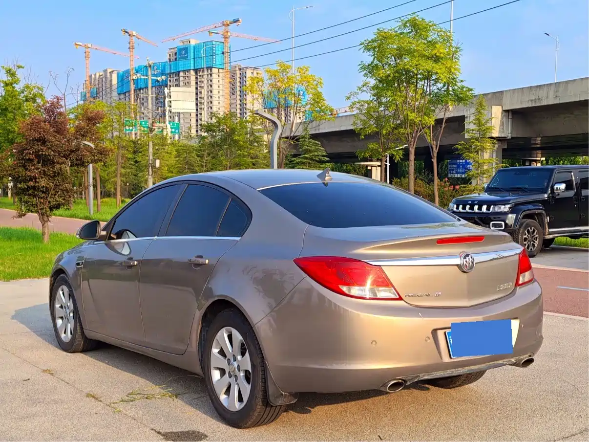 Photo 11 - Buick Regal