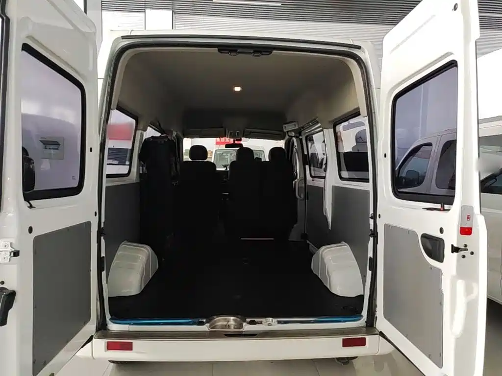 SAIC Maxus Xintu V80 2025 2023 2.0T Manual Classic Aoyun Short Wheelbase Medium Roof 5/6 Seats