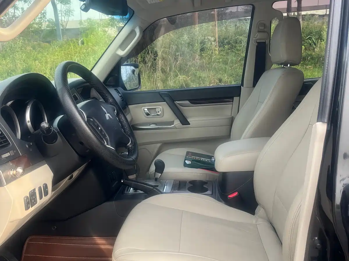 Mitsubishi Pajero (Import) 2016 3.0L Automatic Luxury (China IV) фото 5