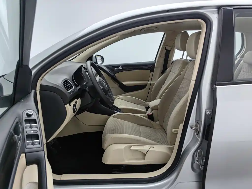 Volkswagen Golf 2010 2011 Model 1.6 Automatic Comfort