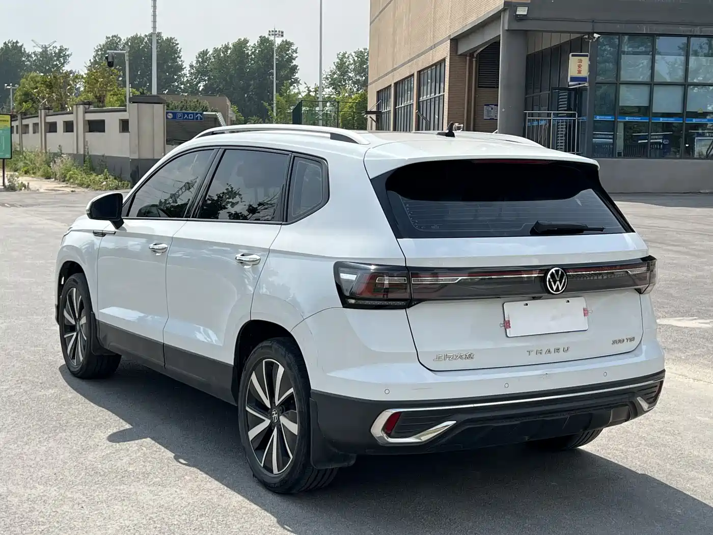 Volkswagen Tharu 2023 300TSI 2WD Bright Moon Edition фото 4