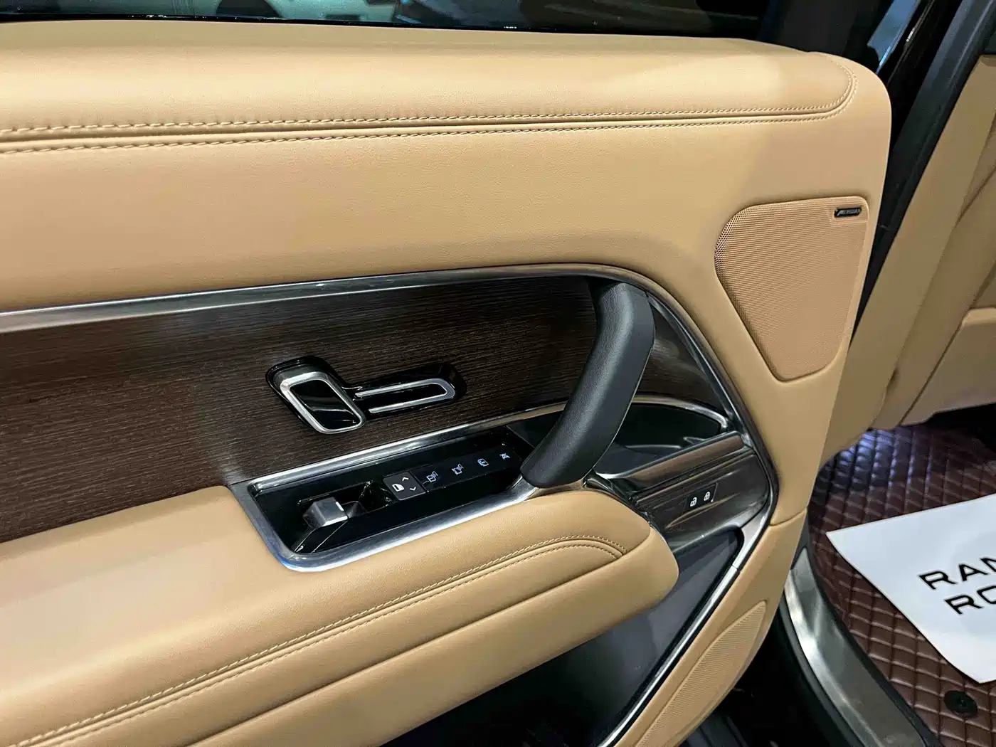Land Rover Range Rover 2023 3.0 L6 360PS Golden Age Edition фото 11
