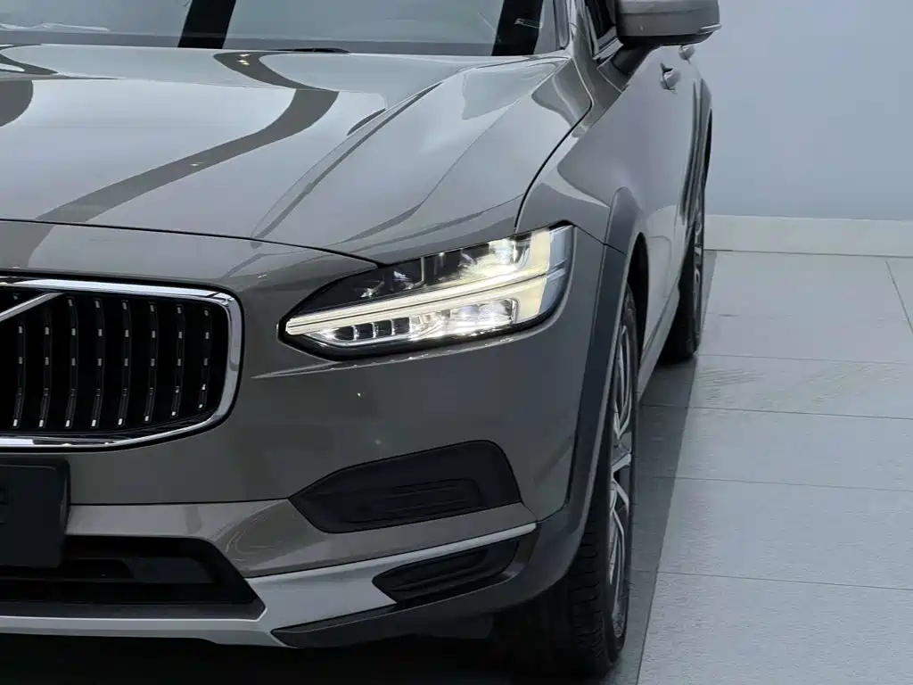 Фото 13 - Volvo V90