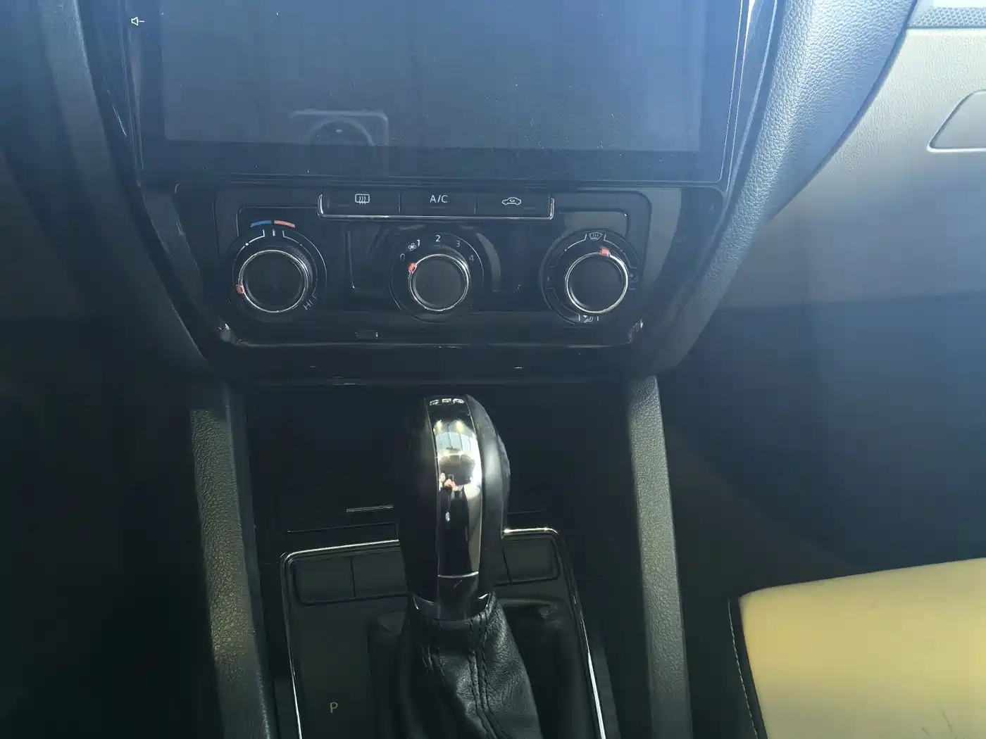 Volkswagen Sagitar 2015 230TSI Automatic Comfort фото 12