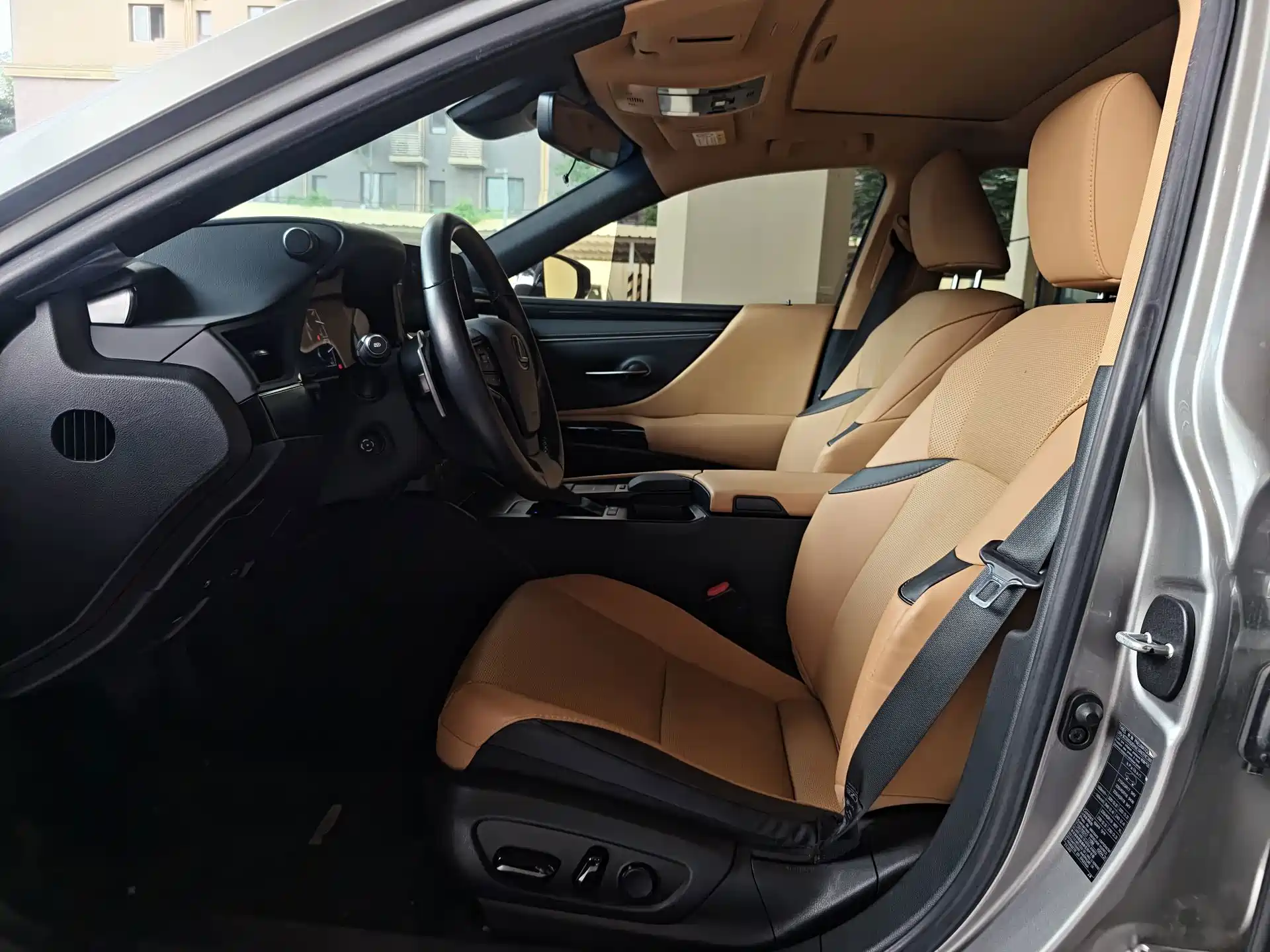 Photo 6 - Lexus ES