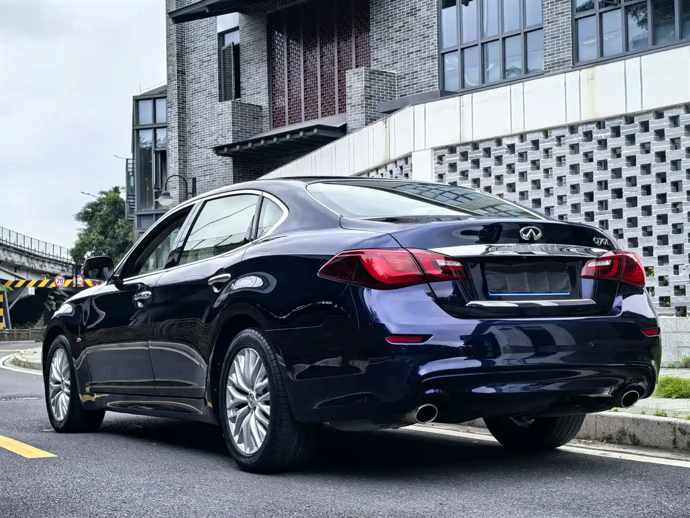 Infiniti Q70 2015 Q70L 2.5L Enjoyment Edition фото 15