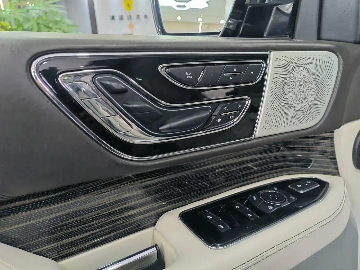 Фото 10 - Lincoln Navigator