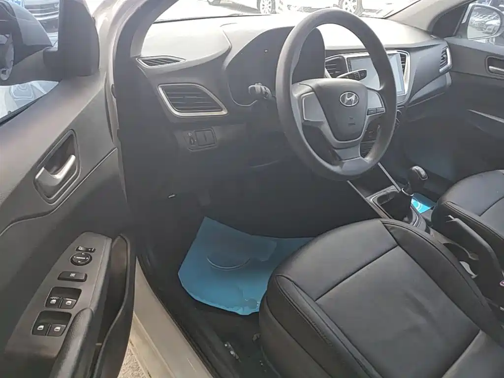 Hyundai Verna 2016 1.4L Manual Cool Edition GLS фото 15
