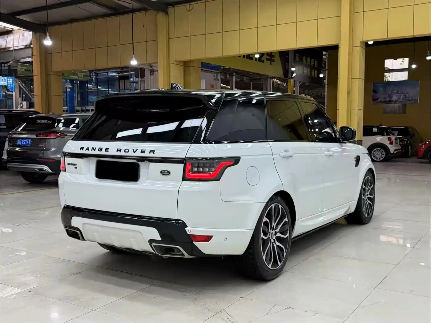 Land Rover Range Rover Sport 2022 3.0 L6 Gloss Black Edition фото 9