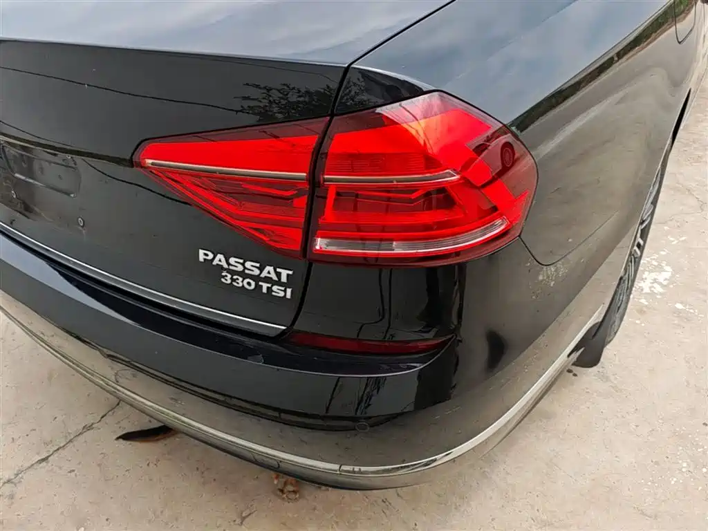 Volkswagen Passat 2017 330TSI DSG Luxury фото 8