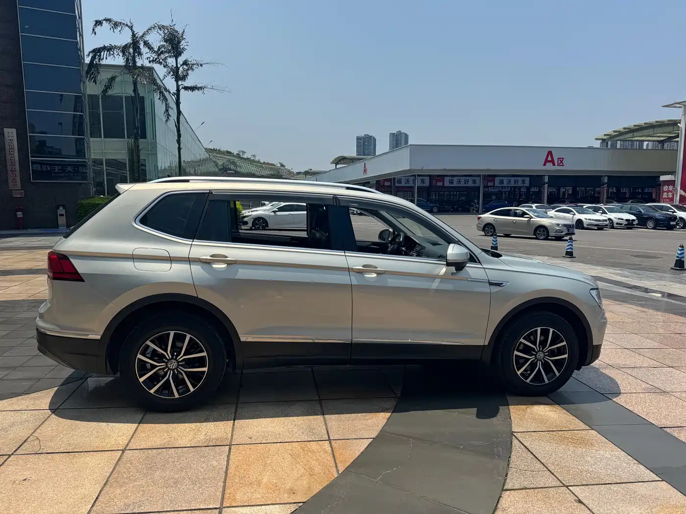 Volkswagen Tiguan L 2018 Facelift 330TSI Automatic 2WD Luxury Edition фото 4
