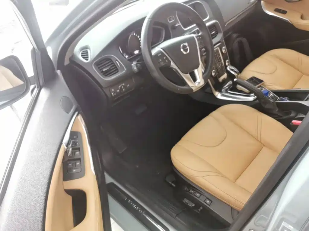 Фото 16 - Volvo V40