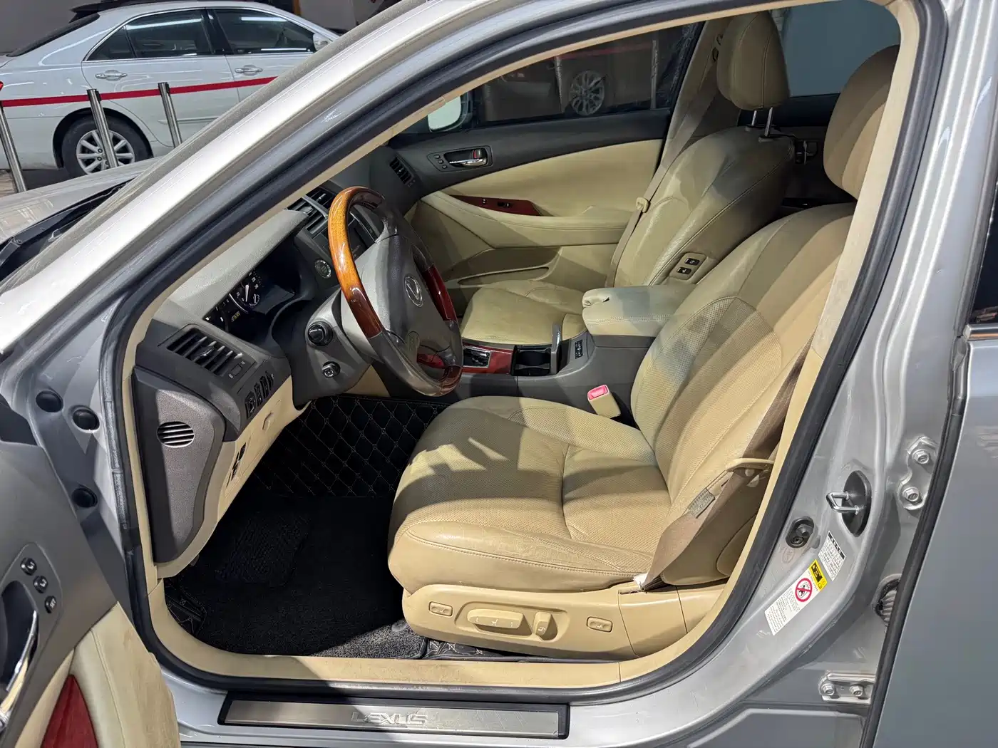 Photo 9 - Lexus ES