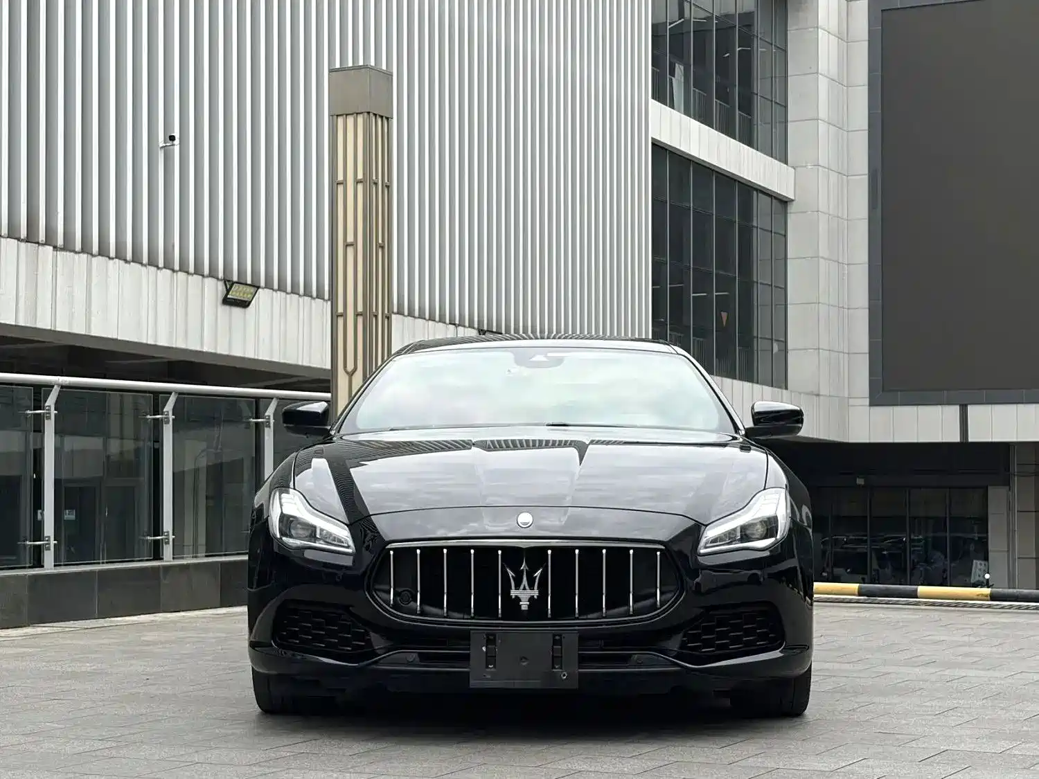 Фото 2 - Maserati Quattroporte