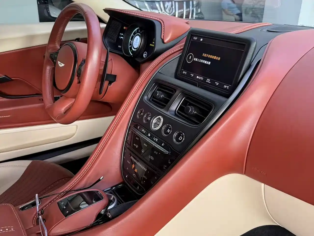 Фото 6 - Aston Martin DB11