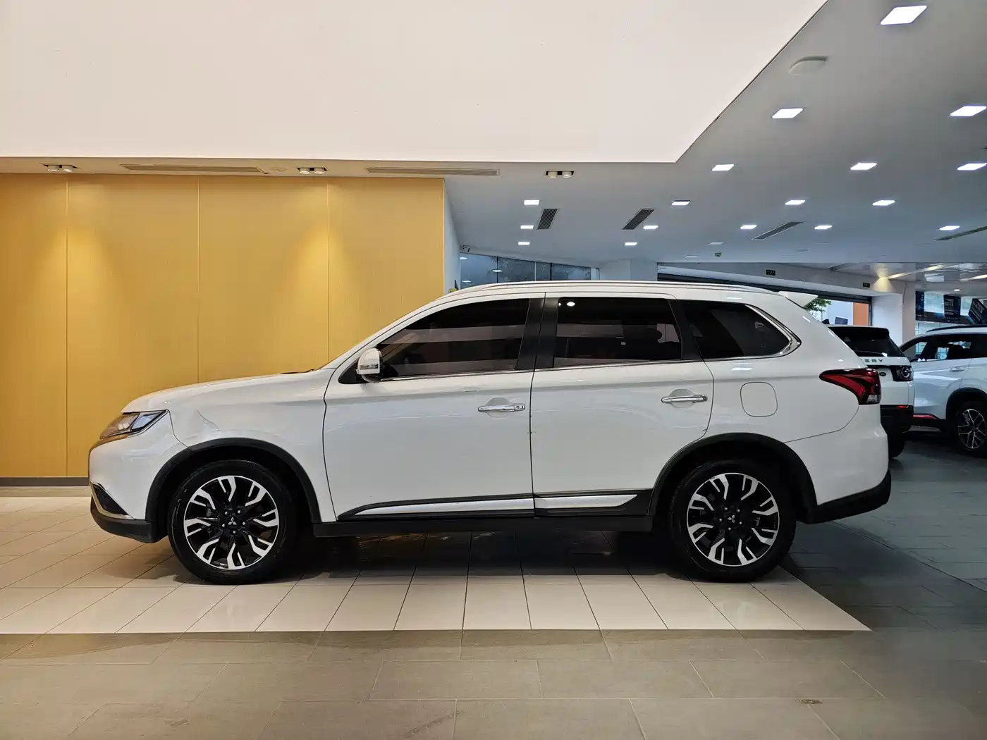 Mitsubishi Outlander 2019 2.4L 4WD Deluxe Edition 5-Seater China VI фото 7