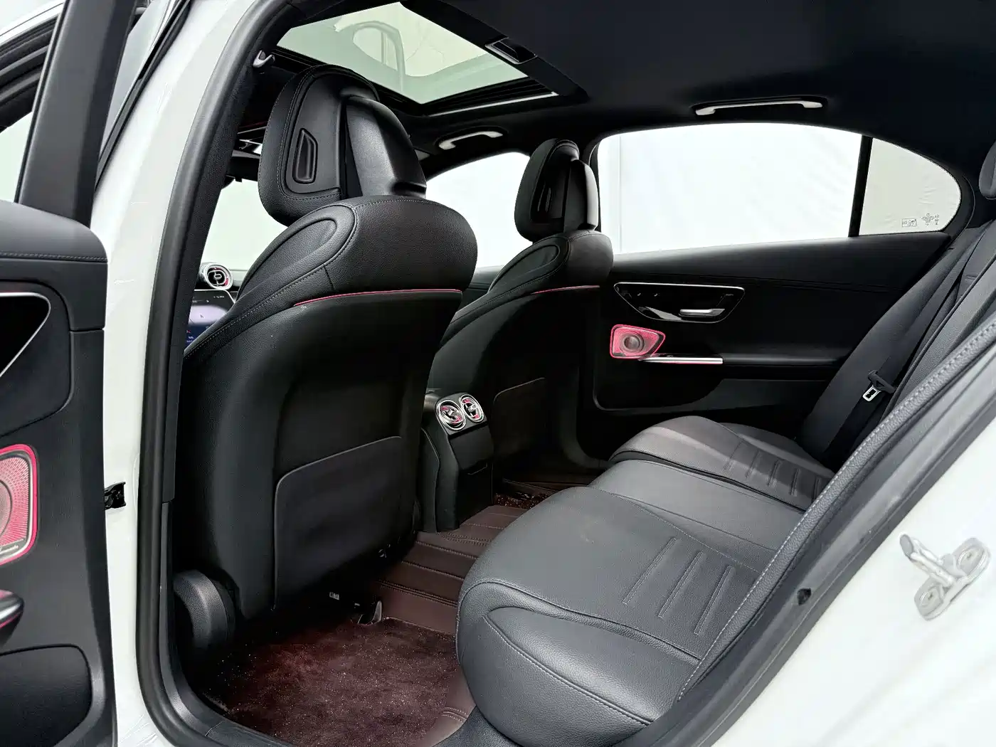 Photo 10 - Mercedes-Benz C-Class