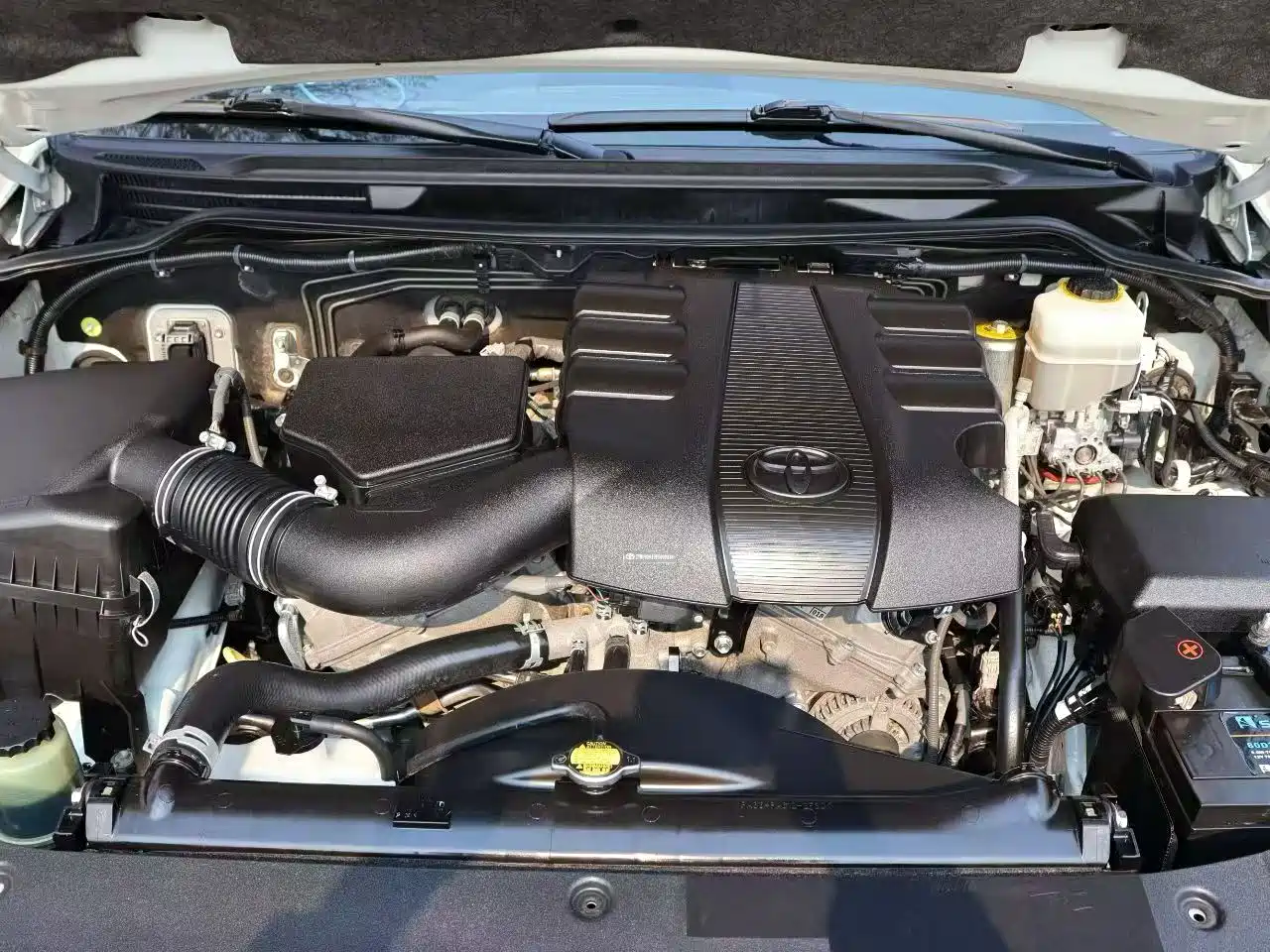 Toyota Land Cruiser (Import) 2015 4.0L V6 Middle East Low Configuration Edition фото 4