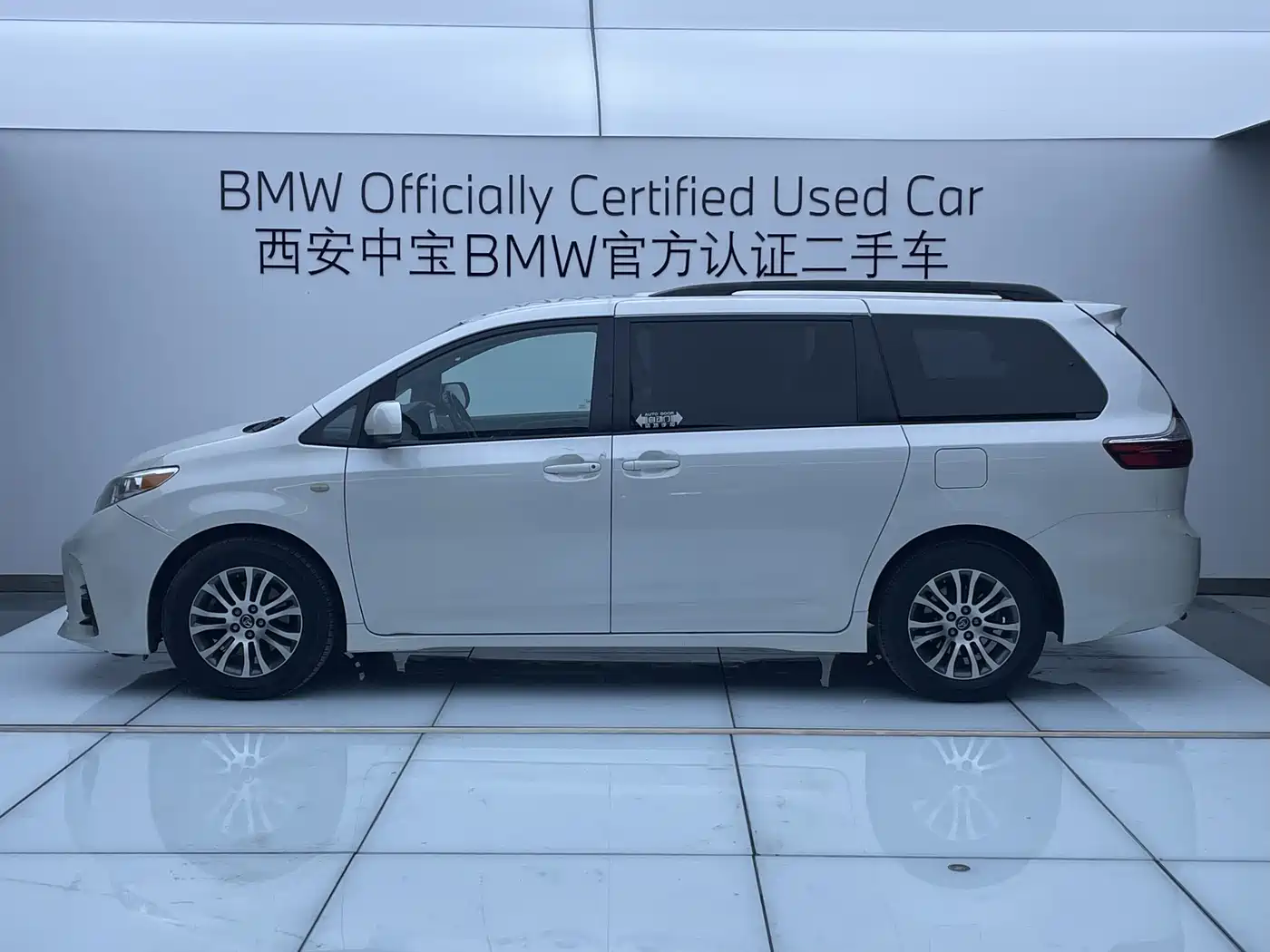 Toyota Sienna 2015 3.5L 2WD LE фото 3